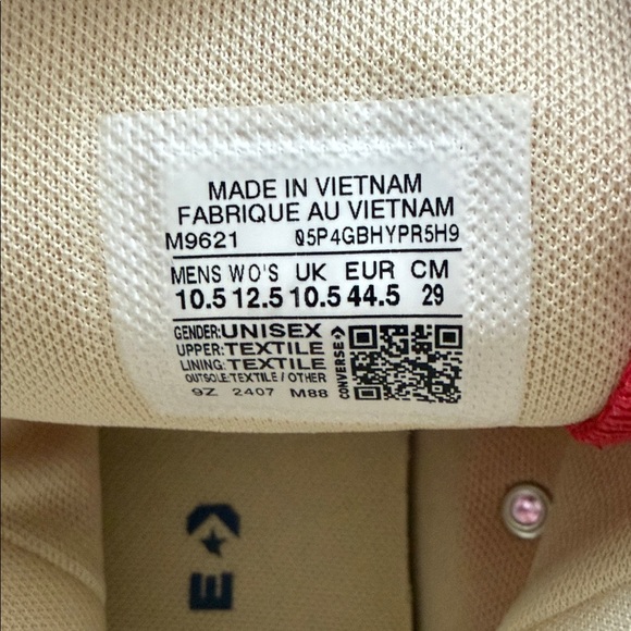 Men’s 10.5 Red High Top Sneakers - Picture 4 of 9